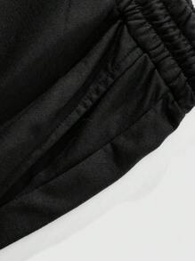 ROMWE MEN Prep Pantalones cortos deportivos con estampado floral, detalles de cinta y fuente con estrella de cinco puntas, estilo gótico, adecuado para uso diario en primavera/verano