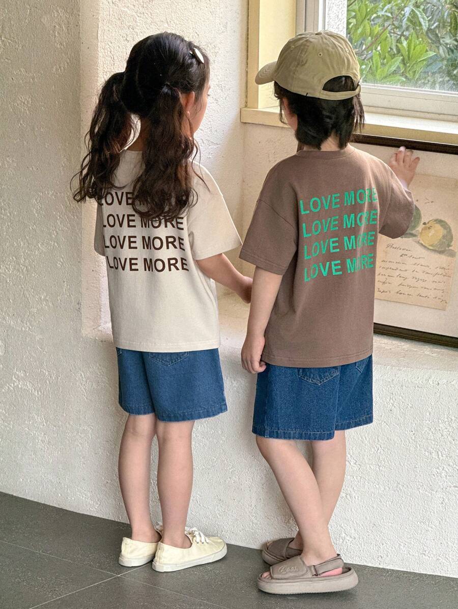 Bộ 2 món/Bộ thời trang thường ngày phong cách Hàn Quốc cho bé trai, áo phông tay ngắn in chữ + quần short denim đã giặt - màu nâu - Xem 1