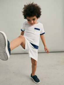 SHEIN Set de 2 piezas de camisa de manga corta y pantalones cortos informales con aplicación de bloques de color para niños - Blanco - Ver 6