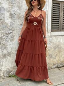 SHEIN Clasi 大码复古波西米亚风格刺绣系带多层下摆吊带连衣裙，夏季