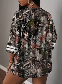 Slaydiva 休闲运动街头服饰简约数码迷彩 V 领网眼印花宽松 T 恤，适合大码夏季度假 - 彩色 - 查看 2