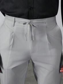 Calvornis Quần tây công sở nam phong cách giản dị, INS kết hợp với quần dài tiết kiệm chi phí. Quần này có thiết kế thắt lưng, phù hợp cho đi làm, tiệc và mặc hàng ngày. Quần cũng là món quà lý tưởng cho bạn trai hoặc chồng. Quần tây công sở nam màu trơn có dây rút eo, quần âu - Màu Xám nhạt - Xem 2