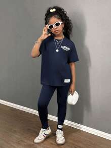 青少年女孩休闲日常圆领前后印花宽松 T 恤和罗纹袖口紧身裤两件套