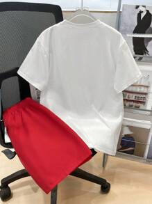 SHEIN 2 件青少年男孩休闲短袖短裤套装，街头和朋克摇滚风格，适合户外、派对、音乐节、春夏、涂鸦印花和撞色 - 紅色 - 查看 2