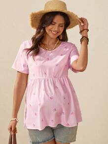 SHEIN Blusa de maternidad con cuello redondo, manga corta, volantes en el bajo y estampado de rayas con lazo - Rosa - Ver 3