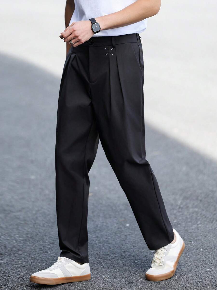 Manfinity Homme Men's Casual Daily Style: An INS-Inspired Featuring Minimalist, Relaxed Black Suit Pants For Everyday Wear. It Makes A Great Gift For A Boyfriend Or Husband, Exuding French Elegance And Romance. Men's Solid Color Pleated Straight Leg Loose Casual Suit Pants, For Men Pants, Slacks Pants For Men - Black - View 1
