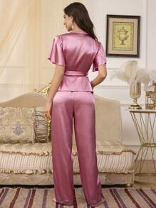 SHEIN Elegantes Damen Pyjama-Set mit lila Kunstseide, Spitzenbesatz, V-Ausschnitt und Taillenbund, Kurzarm