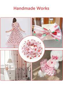 SHEIN 1 件 75*180 厘米粉色草莓图案桌旗，75 厘米*180 厘米网眼纱布桌旗桌布适用于生日婚宴、婚礼装饰、生日装饰、婚礼派对桌旗、家居装饰、夏季水果草莓主题桌旗节日派对餐桌装饰 - 紅白色 - 查看 4