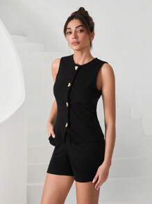 RueChic Ensemble coordonné avec gilet à boutons dorés et short avec taille élastique