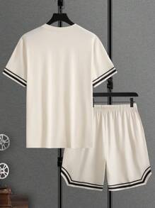 Manfinity Homme Conjunto casual de dos piezas para hombre con camiseta de manga corta de cuello redondo con estampado de rayas y shorts con cordón en la cintura