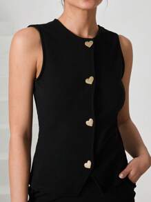 RueChic Ensemble coordonné avec gilet à boutons dorés et short avec taille élastique