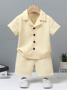 SHEIN Set de 2 piezas de camisa de manga corta de un solo pecho y pantalones cortos lisos casuales para niño joven