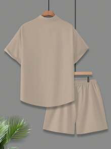 Manfinity Homme Conjunto de camisa de manga corta de color caqui con estampado de letras para hombre