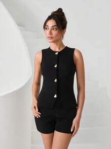 RueChic Ensemble coordonné avec gilet à boutons dorés et short avec taille élastique