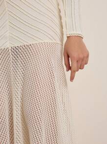 Nöista Abito lungo color crema in tessuto strutturato, con corpino aderente e gonna ampia. Ideale per lauree, matrimoni o eventi formali grazie al suo stile sofisticato ed elegante.