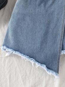 SHEIN Outfit casual da ragazza composto da t-shirt in denim con fiocco ricamato e pantaloncini in denim