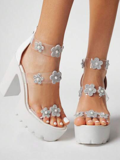 Fairycore أحذية نسائية بكعب عالٍ بيضاء ، أحذية ساحرة للفساتير مع تفاصيل من الأحجار الكريستالية ، كعب سميك مزين بزهرة كريستالية شفافة 3D بطراز جوتيك Y2K ،صنادل كعب عالي