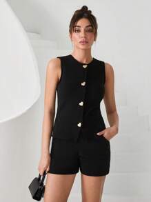 RueChic Ensemble coordonné avec gilet à boutons dorés et short avec taille élastique