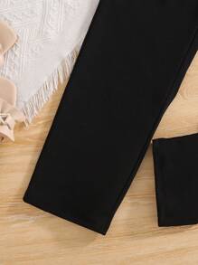 Czarno-biały 2-częściowy zestaw casualowy dla nastolatki składający się z krótkiej sukienki z pasującą talią i pasujących czarnych spodni - Czarne i Białe - Zobacz 8