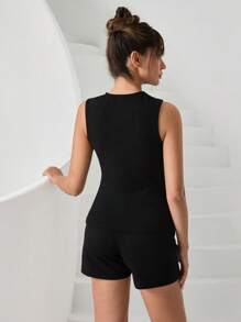 RueChic Ensemble coordonné avec gilet à boutons dorés et short avec taille élastique