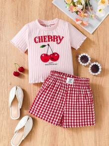 SHEIN Conjunto de 2 piezas para verano: Camiseta de punto de manga corta con cuello redondo y estampado de cerezas + pantalones cortos rojos a cuadros holgados para niñas