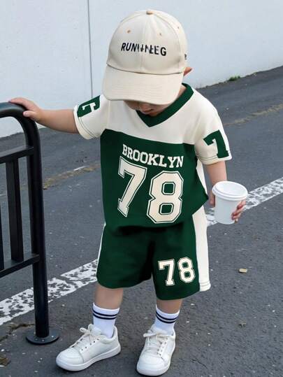 SHEIN Playful Pals 婴幼儿男童运动休闲 V 领短袖 T 恤和印花运动短裤套装，适合日常穿着、运动观赏、夏季