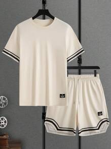 Manfinity Homme Conjunto casual de dos piezas para hombre con camiseta de manga corta de cuello redondo con estampado de rayas y shorts con cordón en la cintura