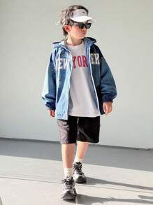 SHEIN Lässige, vielseitige und bequeme Jacke aus Webstoff mit Kapuze und Reißverschluss für Tween Jungen mit Buchstaben- und Denim-Effektmuster, geeignet für den Weg zur Arbeit, zur Schule, für die Freizeit, Reisen, Sport, Frühling/Sommer