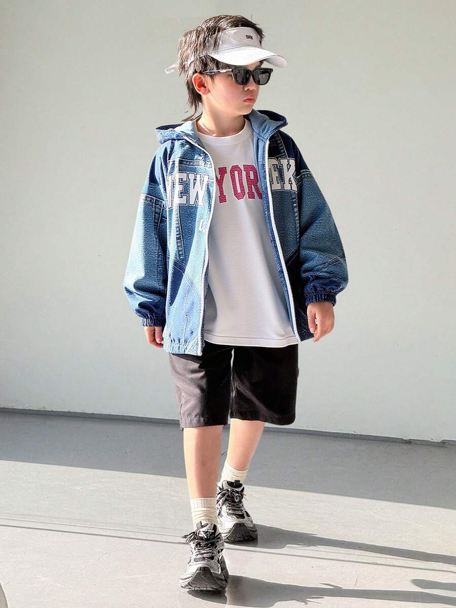 SHEIN Lässige, vielseitige und bequeme Jacke aus Webstoff mit Kapuze und Reißverschluss für Tween Jungen mit Buchstaben- und Denim-Effektmuster, geeignet für den Weg zur Arbeit, zur Schule, für die Freizeit, Reisen, Sport, Frühling/Sommer