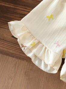 SHEIN Conjunto de 2 piezas para niñas pequeñas con blusa de tirantes con bordado floral de jardín y pantalones cortos - Blusa de tirantes con volantes + pantalones cortos, lindo y dulce look de moda