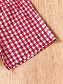 SHEIN Conjunto de 2 piezas para verano: Camiseta de punto de manga corta con cuello redondo y estampado de cerezas + pantalones cortos rojos a cuadros holgados para niñas