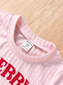 SHEIN Conjunto de 2 piezas para verano: Camiseta de punto de manga corta con cuello redondo y estampado de cerezas + pantalones cortos rojos a cuadros holgados para niñas