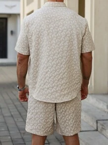 Manfinity Homme Conjunto de camisa de manga corta casual de moda para hombres de talla grande, conjunto de playa para hombres, conjunto casual de dos piezas, ideal para parejas y un excelente regalo para novios u esposos. Conjunto casual de dos piezas para hombres de tejido texturizado