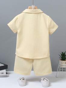 SHEIN Set de 2 piezas de camisa de manga corta de un solo pecho y pantalones cortos lisos casuales para niño joven