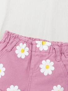 SHEIN Playful Pals 女婴两件套：白色上衣，饰有可爱的雏菊图案；宽松舒适的绿色牛仔短裤，配有松紧腰带，简约可爱。 - 白色 - 查看 4