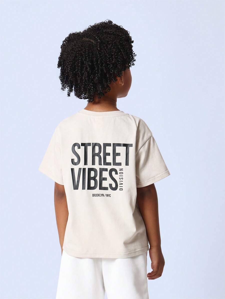 SUMWON Street Vibes Division 都市街头服饰 T 恤布鲁克林纽约印花背面徽标青年时尚休闲棉质平纹针织运动上衣 - 卡其色 - 查看 1