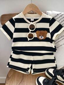 SHEIN 2 件套年轻男童休闲可爱熊动物印花标签简约黑白条纹短袖 T 恤和松紧腰短裤套装，适合儿童服装、学校、派对、表演、日常穿着、旅行、运动春夏秋季年轻男童西装套装年轻男童 2 件套年轻男童套装