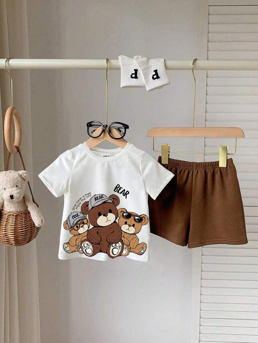 SHEIN Playful Pals Set casual da 2 pezzi per bambino maschio, composto da maglietta a maniche corte con stampa di orso cartoni animati e lettere, e pantaloncini - Multicolore - Visualizzare 1
