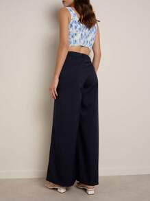 Nöista Pantalon évasé en bleu foncé avec une fermeture à bouton à la taille. Design fluide et élégant, idéal pour ceux qui recherchent le confort et le style. Parfait à porter avec des chemisiers légers ou des hauts ajustés dans un style décontracté et soigné