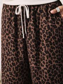 ROMWE MEN Street Life Pantalones cortos anchos de 3/4 de longitud para hombre con cintura con cordón y bolsillo, estampado de leopardo