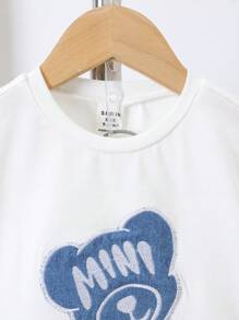 SHEIN Conjunto de 2 piezas para bebé niño, camiseta blanca de manga corta y cuello redondo con estampado suave de oso, y pantalones cortos vaqueros rectos azules lavados, para atuendo de verano