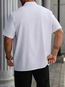 Manfinity Homme Camisa Casual de Manga Curta com Bolso e Cor Sólida, Plus Size, Verão