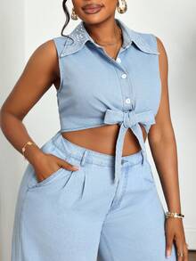 SHEIN Lady Blusa corta de mezclilla sin mangas con cuello vuelto y adornos de strass para mujer de talla grande - Azul lavado medio - Ver 4