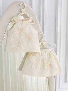 Souflis Souflis 女宝宝纯色3D花朵吊带背心+A字裙两件套。3D花朵的点缀，更添童趣。剪裁修身又舒适。吊带背心搭配A字裙，更能展现小女孩的甜美与活泼。无论是活力四射的运动会，还是亲朋好友的聚会，宝宝都能成为最闪亮的焦点。百搭百搭，适合各种场合。 - 杏色 - 查看 1