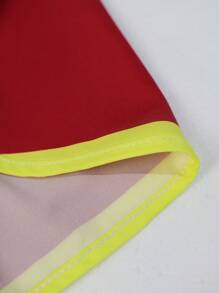 Manfinity EMRG Pantalones cortos deportivos de estilo callejero para hombres, adecuados para el estilo INS, impresos con el lema deportivo "Instant Energy Drive" de alta calle, contraste clásico rojo y amarillo con impresión de letras grandes por ambos lados, perfectos para festivales de música
