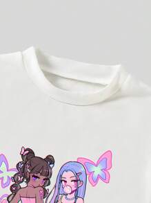 Outfit casual per ragazze giovani composto da t-shirt a maniche corte con stampa di personaggi dei cartoni animati e pantaloni cargo