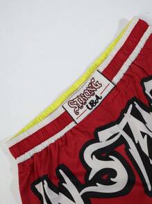 Manfinity EMRG Pantalones cortos deportivos de estilo callejero para hombres, adecuados para el estilo INS, impresos con el lema deportivo "Instant Energy Drive" de alta calle, contraste clásico rojo y amarillo con impresión de letras grandes por ambos lados, perfectos para festivales de música