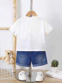 SHEIN Conjunto de 2 piezas para bebé niño, camiseta blanca de manga corta y cuello redondo con estampado suave de oso, y pantalones cortos vaqueros rectos azules lavados, para atuendo de verano