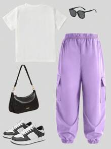 Outfit casual per ragazze giovani composto da t-shirt a maniche corte con stampa di personaggi dei cartoni animati e pantaloni cargo