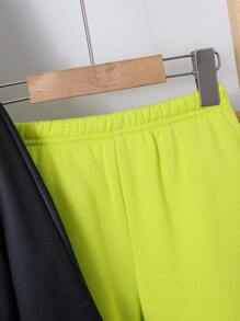 2 pièces Pulls à capuche essentiels adolescents décontractés, confortables, mode simple et pratique. Motif de graffiti de dessin animé doux et épais, idéal pour l'automne et l'hiver. Ensemble de t-shirt à capuche noir et pantalon de jogging pour jeunes garçons, adapté à l'école, aux voyages et aux sports.